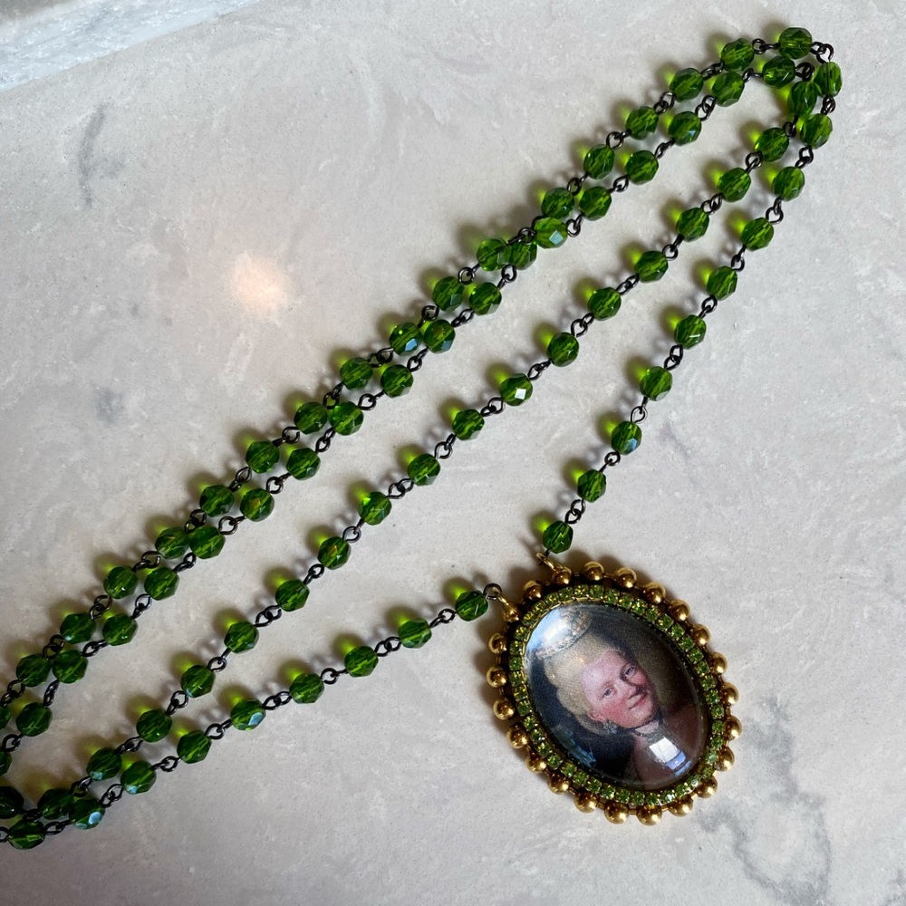 Fun Portrait Necklace - Picture 1 of 2